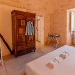 Trulli Nigri Holidays With Private Swimming Pool Nyaraló *